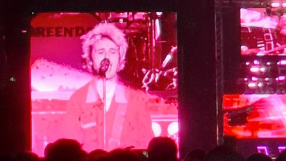 Momen Unik Vokalis Green Day Billie Joe Armstrong di Konser Jakarta: Dari Cium Bendera Indonesia hingga Ajak Penonton ke Panggung