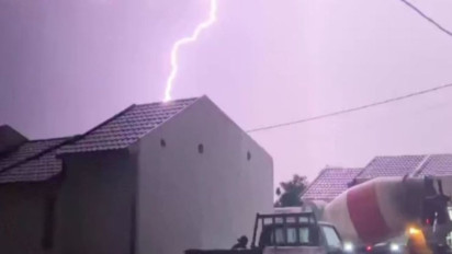 BMKG: Waspadai Hujan Petir Pada Senin