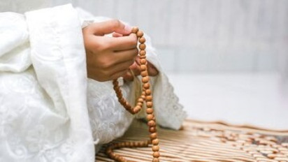 Ustaz Adi Hidayat Ungkap Dzikir setelah Shalat Selama di Bulan Rajab, Arahkan Baca Doa Nabi Adam AS