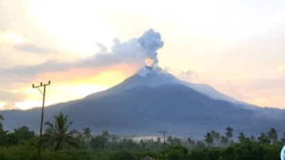 Gunung Lewotobi Laki-Laki di NTT Alami Erupsi Lontarkan Abu Setinggi 900 Meter