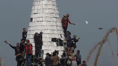 Grebek Gunungan Tempe Raksasa di Sidoarjo Disusupi Copet, lebih dari 40 Warga Kehilangan HP