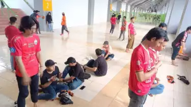 Potret sejumlah suporter the Jakmania shalat di tengah laga Persija Jakarta versus Persib Bandung di Stadion Patriot
