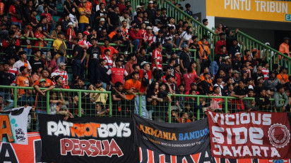 Suporter the Jakmania Sempatkan Shalat di Laga El Clasico Persija Vs Persib, Ini Kata Buya Yahya soal Ibadah di Stadion