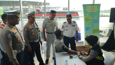Kakorlantas-Wamenhub Cek Urine Sopir dan Kondisi Bus di Terminal Pulogebang Jaktim