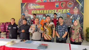 GS (41 tahun), pria di Kecamatan Sedati, Kabupaten Sidoarjo ditangkap polisi, karena melakukan perbuatan cabul pada putri tirinya yang berusia 12 tahun.