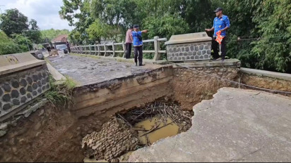 Hujan Deras Mengguyur, Jembatan Antar Desa di Pati Ambrol Diterjang Banjir