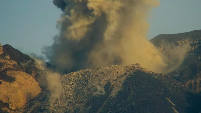 Gunung Semeru Erupsi, Semburkan Kolom Abu Setinggi 1000 Meter ke Arah Timur dan Tenggara