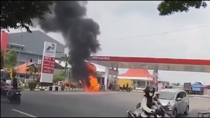 Diduga Tangki BBM Bocor, Sebuah Motor Terbakar di SPBU Lebo, Sidoarjo