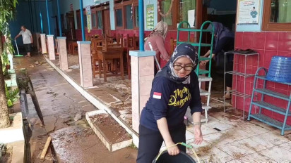 Pasca Banjir Bandang, Guru SLB Negeri Pati Bersihkan Sekolah dari Lumpur Sisa Banjir