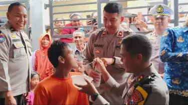 Kapolres Gresik  AKBP Rovan Richard Mahenu mendatangi dan melepas rantai dikaki mas sanju untuk dibawa berobat ke yayasan milik Bapak purnomo di Lamongan.