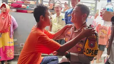 Kapolres Gresik AKBP Rovan Richard Mahenu mendatangi dan melepas rantai dikaki mas sanju untuk dibawa berobat ke yayasan milik Bapak purnomo di Lamongan.