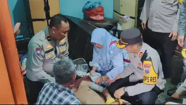 Kapolres Gresik  AKBP Rovan Richard Mahenu mendatangi dan melepas rantai dikaki mas sanju untuk dibawa berobat ke yayasan milik Bapak purnomo di Lamongan.