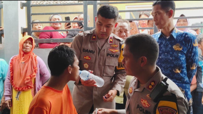 Kapolres Gresik Bantu Sanju Remaja ODGJ yang Dipasung, Semua Warga Desa Langsung Menangis Haru