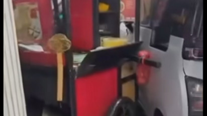 Viral Mobil Listrik Tabrak Gerobak Mi Ayam dan Sejumlah Motor usai Hindari Pemotor Lawan Arah