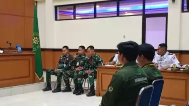 Tiga terdakwa anggota Tentara Nasional Indonesia (TNI) Angkatan Laut (AL) dari Oditurat Militer II-07 Jakarta pada kasus penembakan terhadap bos rental mobil