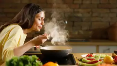 Ilustrasi ibu-ibu mencicipi makanan setelah masak sebelum buka puasa Ramadhan