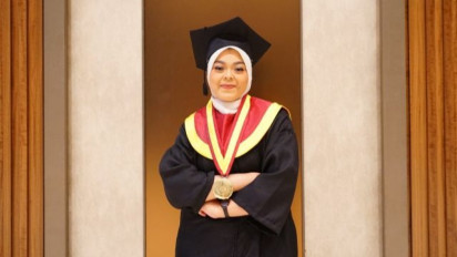 Kisah Satpam Perempuan Lulus Cumlaude di UM Surabaya, Anak Seorang Sopir Truk Ini Jalani Kuliah Sambil Kerja..