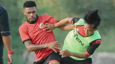 Vendry Mofu di Semen Padang FC (kiri)