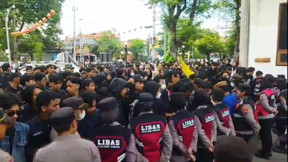 Aksi Indonesia Gelap, Mahasiswa Semarang Geruduk di Balai Kota, Kecewa Efisiensi Anggaran