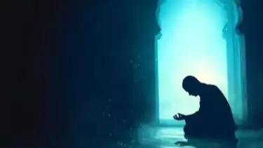 Ilustrasi Seorang Muslim sedang Shalat Malam