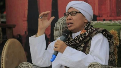 Buya Yahya Ingatkan Hukum Tabur Bunga Saat Ziarah Kubur Jelang Ramadhan, Katanya…