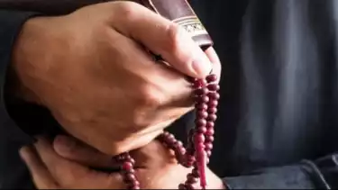 Ilustrasi membaca dzikir sebelum shalat Subuh