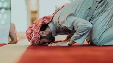 Lebih Memilih Merem saat Shalat karena Susah Khusyuk, Apakah Diperbolehkan? Buya Yahya Menjawab Sebenernya ....