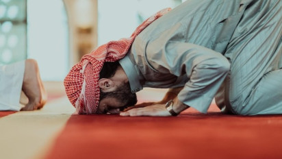 Lebih Memilih Merem saat Shalat karena Susah Khusyuk, Apakah Diperbolehkan? Buya Yahya Menjawab Sebenernya ...