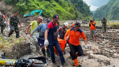 Petugas Berhasil Temukan Dua Penambang Pasir Tertimbun Tebing Longsor di Blitar 