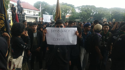 Ratusan Mahasiswa Gelar Demo di Depan Gedung DPRD Malang, Tuntut Sembilan Poin dan Bakar Foto Prabowo Gibran