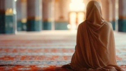 Suami Mualaf Tapi Cuma Shalat 2 Kali dalam Setahun, Saran Ustazah Aisyah Farid Istri Rutin Lakukan Amalan Ini