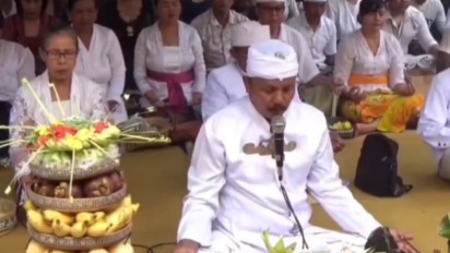 Umat Hindu Jember Rayakan Hari Raya Pager Wesi di Pura Loka Samgraga