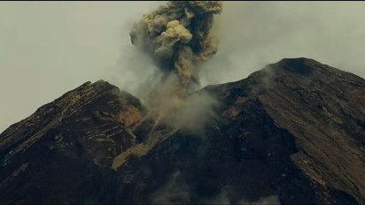 Kembali Erupsi, Gunung Semeru Semburkan Kolom Abu 900 Meter