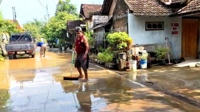 Banjir Surut, Warga Gadingrejo Pati Bersihkan Lumpur Sisa Banjir