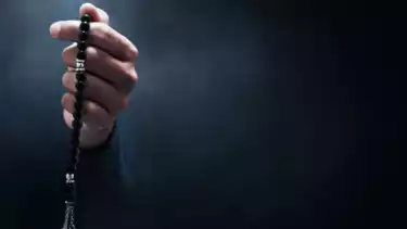 Ilustrasi membaca dzikir pengganti doa saat sakaratul maut sebelum kematian tiba