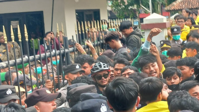 Mahasiswa dan Polisi Berjatuhan Terkena Lemparan Batu Usai Unjuk Rasa Indonesia Gelap di Tasikmalaya Ricuh