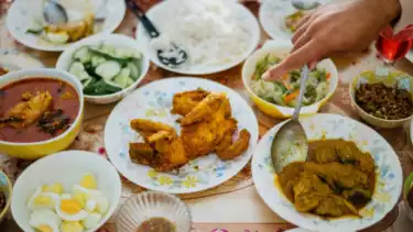 Ilustrasi mengonsumsi bahan makanan penyembuh penyakit diabetes setelah puasa