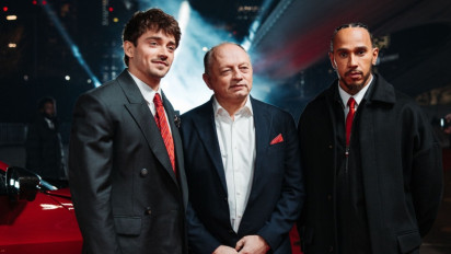 Lewis Hamilton Jadi Bintang Saat Acara F1 75 Live, Pemilik 7 Gelar Juara Dunia Itu Datang Menggunakan...