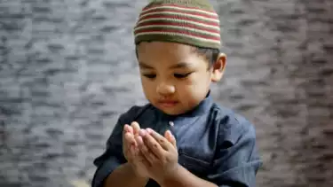 Ilustrasi anak saleh membaca amalan doa agar kuburan orang tua bersinar