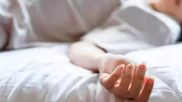 Ilustrasi seorang wanita mendekati kematian saat terkena virus