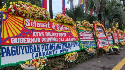 Karangan Bunga Hingga Hiasan Khas Betawi Hiasi Balaikota