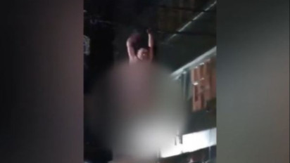 Geger Seorang Pria Tenaga Honorer Bergelantungan di Kabel Bertelanjang Dada, Diduga Stress Akibat Tak Lolos PPPK