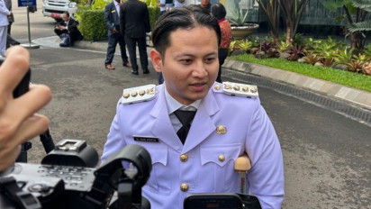 Cedera Ligamen, Bupati Trenggalek Nur Arifin Bertongkat Kruk di Pelantikan Kepala Daerah