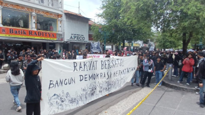 Demo 'Indonesia Gelap' di Yogyakarta, Massa Lempar Cat dan Bakar Ban di Depan DPRD DIY