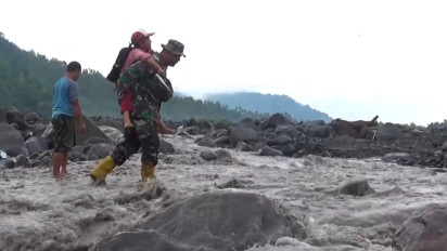Kisah Serka Wahyu, Babinsa Desa Jugosari yang Rela Menggendong Siswa SD Menyeberangi Sungai Regoyo