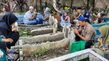 Ilustrasi warga membaca kalimat Tauhid saat ziarah kubur