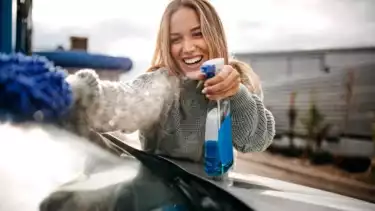 Gak Perlu Bingung, Begini Cara Efektif Membersihkan Kaca Mobil Anti Baret Tips dan Rekomendasi Pembersih Terbaik