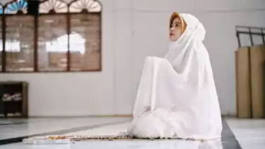 Ilustrasi seorang wanita membaca doa hari Jumat di waktu terbaiknya