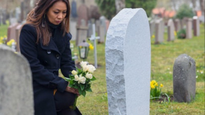 Jelang Ramadhan Banyak Umat Muslim Ziarah Kubur, Apakah Boleh Cabut Rumput atau Bersihkan Makam?