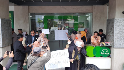 Emak-emak Korban Investasi Bodong Hingga Rp63 Milliar Segel Kantor Pegadaian Pamekasan